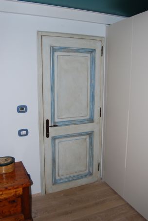 Porta interna invecchiata laccata colore azzurro - Porte per interni in  legno - Lavori Svolti