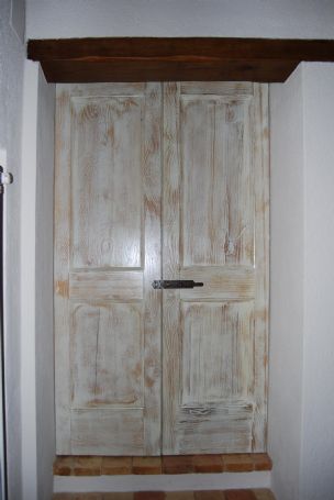 porta-sbiancata-in-cipresso-a-due-ante-chiusura-stile-rustico